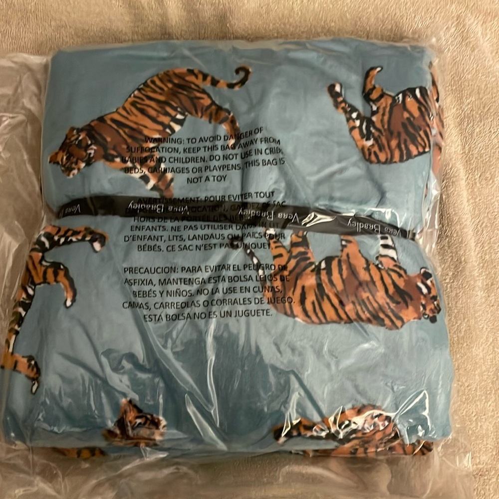 Vera Bradley Throw Blanket NWT - Picture 3 of 6